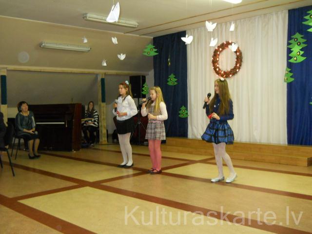Vokālā studija "W" kluba "Paparde" jubilejas koncertā 14.12.2013, vadītāja Valida Veidele